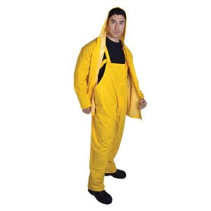 Dentro de la industria tener equipo de seguridad personal EPP es esencial, la seguridad debe ser uno de los temas primordiales. Desde la necesidad de protección de productos químicos, maquinaria pesada, altas o bajas temperaturas, entre otros. Dentro de las organizaciones puede haber un sinfín de factores de riesgo y es por eso por lo que se debe estar preparado. Dentro de los equipos de protección están las botas de hule, elementos esenciales para mantener los pies a salvo, sobre todo en entornos donde existe el peligro de maquinarias pesadas. En SPUL tenemos como objetivo añadir valor a nuestros clientes, por eso los productos que brindamos minimizan los riesgos de operación. Ofrecemos soluciones eficientes para empresas, nuestros productos: abrasivos, EPP, ropa industrial, productos de limpieza y material de empaque, todo de alta calidad. Damos asesoría si es necesario. Ventajas de usar botas de hule Para que los pies de todos los trabajadores estén seguros es necesario contar con botas de hule, al mismo tiempo, habrá que ver qué otros equipos de seguridad son requeridos, quizá sea necesario chalecos de seguridad industrial, cascos, lentes de seguridad, entre otros. Cuando hablamos de protección en los pies, existen varias razones por las cuales los trabajadores pueden necesitar usar este tipo de calzado. Uno de los factores es la necesidad de protegerse contra la caída de objetos, sobre todo cuando se trata de empresas de construcción, mineras o industrias de fabricación. Dentro de estas empresas es común que existan accidentes, sin embargo, si los empleados están bien protegidos no habrá por qué estar preocupados. Al mismo tiempo, los peligros no solo pueden darse por la caída de objetos pesados, también pueden ocasionarse por tropezones, caídas o resbalones. El espacio de trabajo puede tener un ambiente húmedo o residuos sobre el suelo, lo que puede provocar accidentes, cuando se tiene un buen zapato, con un agarre se evitará las caídas por resbalones. Dependiendo del tipo de condiciones quizá convenga adquirir un zapato que cuente con suelas antideslizantes para ayudar en condiciones complicadas. Al mismo tiempo, los zapatos con casquillo son cómodos, lo que los hace ideales para largas jornadas sin causar fatiga a quien los porta, sobre todo cuando se trata de un trabajo en donde se debe permanecer muchas horas de pie. Cuando los empleados están seguros y cómodos su productividad no se ve afectada, todo lo contrario. Por otro parte, las botas de hule también son funcionales para proteger de quemaduras. Hablamos de ambientes en donde se maneja productos químicos nocivos y tóxicos que si se está en contacto directo con ellos puede haber peligro. Pues bien, con estas botas los pies tienen una muy buena protección lo que evita que sufran alguna quemadura o daño por los productos manejados. Los zapatos de seguridad también aportan una barrera contra las altas temperaturas, sobre todo cuando se trata de industrias como la minería, por mencionar un ejemplo. Es necesario tener un buen par de botas que soporten altas temperaturas sin afectarse o derretirse. ¿Las botas de hule son funcionales en la construcción? La industria de la construcción es una de las que ha sacado más provecho al uso de equipo de seguridad personal EPP entre ellos las botas de hule. Es por eso por lo que se debe tener cuidado al elegir un buen par de botas para su trabajo. Una suela de hule es fuerte, adaptable y es muy resistente al desgaste; además, también son resistentes a condiciones de trabajo extremas y cambios climáticos. Una de las razones por las cuales este tipo de botas son ideales para la construcción es que tienen habilidades antideslizantes, caminar en distintas superficies no se convierte en una actividad complicada. La seguridad de agarre y adaptabilidad al suelo las hace perfectas cuando los trabajadores deben trasladarse de un sitio a otro, sobre todo cuando requieren de transportar cargas por sí mismos. Por otro lado, las botas de seguridad de hule además de ser sólidas también son cómodas y dan confort. Esto provoca que tanto el pie como el tobillo no terminen cansados o fatigadas de toda la jornada, al mismo tiempo, esto tiene repercusión en las piernas que no se cansan tanto, lo que evidentemente minimiza el riesgo de lesiones o de accidentes por exceso de cansancio. También ayuda a mantener la productividad estable, ya que un trabajador con malestar o cansado no rinde, además de ponerse en riesgo él mismo, también pone en peligro a los demás. En este sentido, tener un buen apoyo en los pies es esencial. Es bueno buscar botas que sean impermeables, esto hace que sean más resistentes a la humedad. Incluso ciertos diseños cuentan con materiales que hacen que esta característica aumenta. Además se trata de un calzado que está diseñado para durar, por lo tanto no solo son extremadamente adaptables a los distintos entornos a los que pueden estar expuestas, también tiene la capacidad de absorber impactos de tal forma que puedan conservar intactos los pies, así como la tensionan los músculos tanto de las piernas y de las pantorrillas. Evidentemente después de algunos años tendrá que cambiarlos, como todo tiene su vida útil de uso, sin embargo, son aguantadores y no se trata de botas que tendrá que cambiar con tan solo pocos meses de uso. Por supuesto, dependerá del tipo de trabajo y la exposición a impactos y condiciones extremas, pero por lo general se trata de un calzado de seguridad con mucha durabilidad. Por lo que unas botas de hule resultan una buena inversión ya que pueden usarse durante todo el año. Son zapatos que además de aportar protección no causan molestias, los pies no se ampollan, lo que puede ser común cuando se trata de terrenos y superficies complicadas. En tal caso, con las botas de trabajo adecuadas los pies también están protegidos de dolor y ampollas, al mismo tiempo, tiene la capacidad de mantener los pies calientes cuando se labora en ambientes fríos. En SPUL Industrial encuentra equipo de seguridad personal EPP, entre ellos botas de hule, vaya a nuestra página y vea el catálogo de los diferentes modelos que pueden encontrar, de estas y otro tipo de botas de seguridad: spulindustrial.com.mx consulte y aproveche nuestros precios. Nos ubicamos en Av. Mahatma Gandhi #313, local 2, Agricultura, 20234 Aguascalientes, Ags. Puede llamar al teléfono (449) 203 2641 para más información.